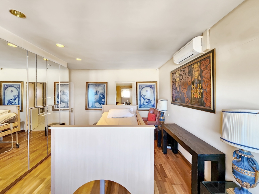 4 Bedroom Property for Sale in Sea Point Western Cape